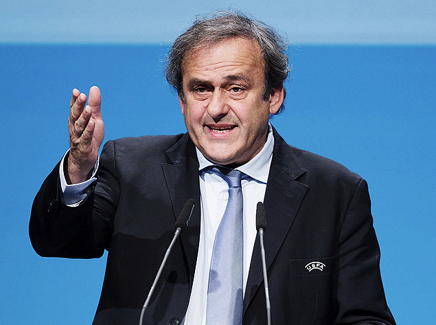 O presidente da Uefa, Michel Platini, discursa aps ser aclamado para terceiro mandato