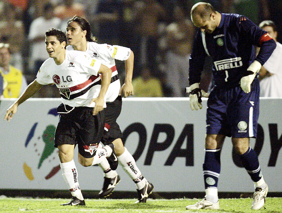 O lateral direito Cicinho e o volante Renan comemoram gol marcado contra o Palmeiras, em partida vlida pelas oitavas da Libertadores