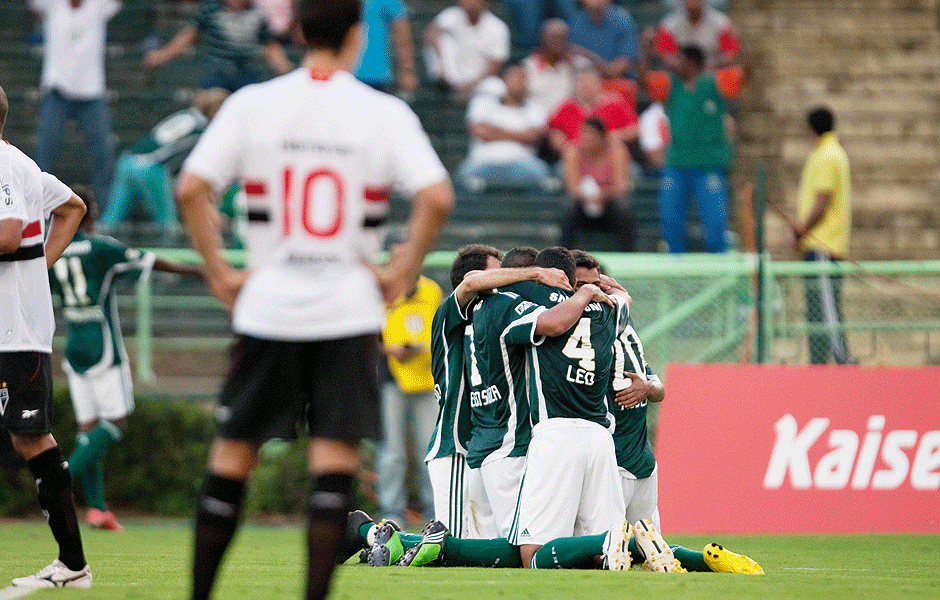 Jogadores do Palmeiras comemoram gol diante do So Paulo em jogo vlido pelo Campeonato Paulista