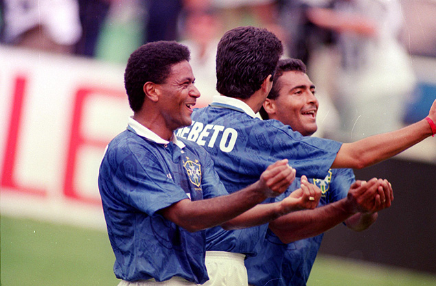 Mazinho, Romrio e Bebeto comemoram gol com o 'embala nenm