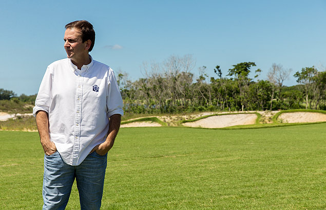 O prefeito do Rio, Eduardo Paes, visita o campo de golf que ser usado na Rio-2016