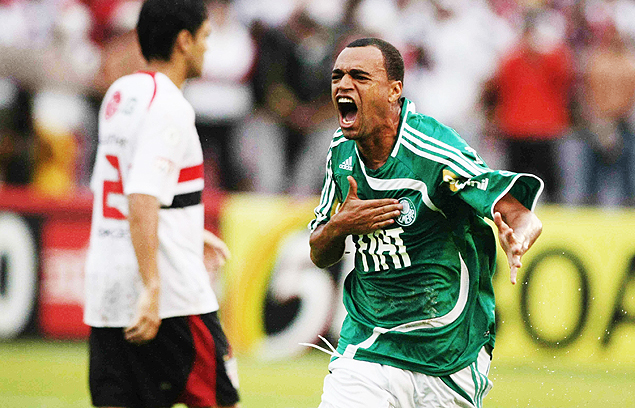 Denilson comemora gol marcado na vitria do Palmeiras sobre o So Paulo em Ribeiro Preto 
