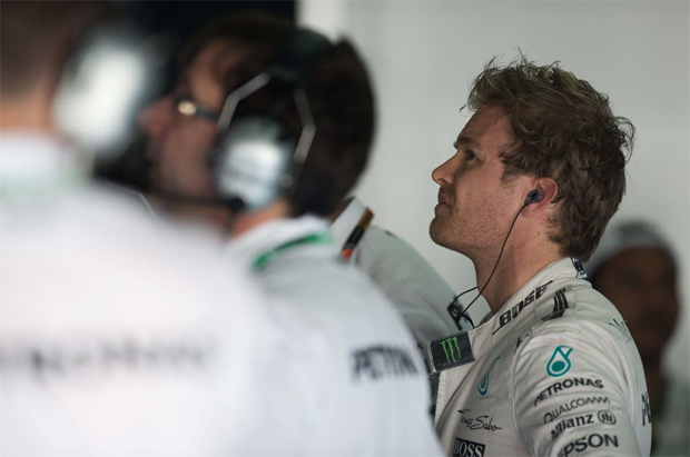 O piloto alemo Nico Rosberg, da Mercedes, durante sesso de treino livre para o GP de Sepang