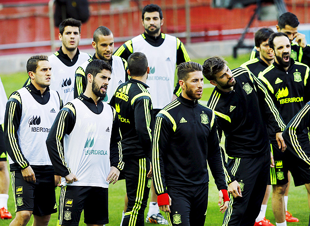 Jogadores da Espanha durante treino em Sevilla