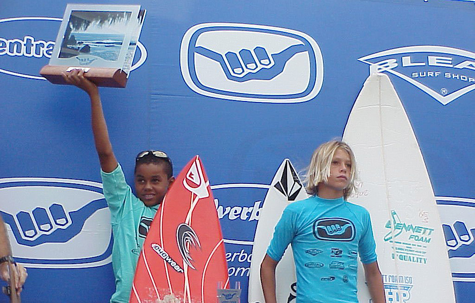 Wiggolly Dantas (E) durante premiaao final do circuito Hang Loose Jr e Mirim em 2002, em Ubatuba