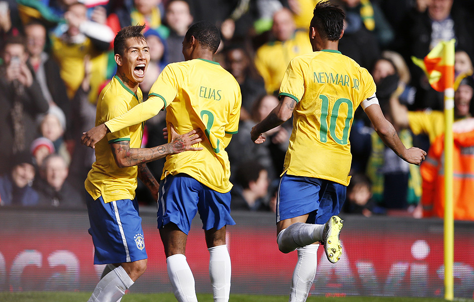 Roberto Firmino comemora gol da vitria do Brasil no amistoso contra o Chile em Londres