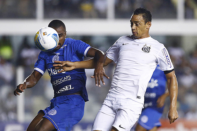Ricardo Oliveira (dir.) disputa bola durante jogo entre Santos e So Bento 