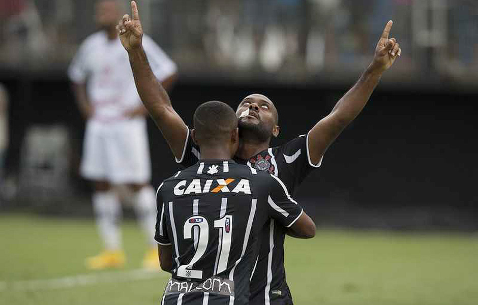 O atacante Vgner Love comemora o gol da vitria sobre o Bragantino pelo Campeonato Paulista