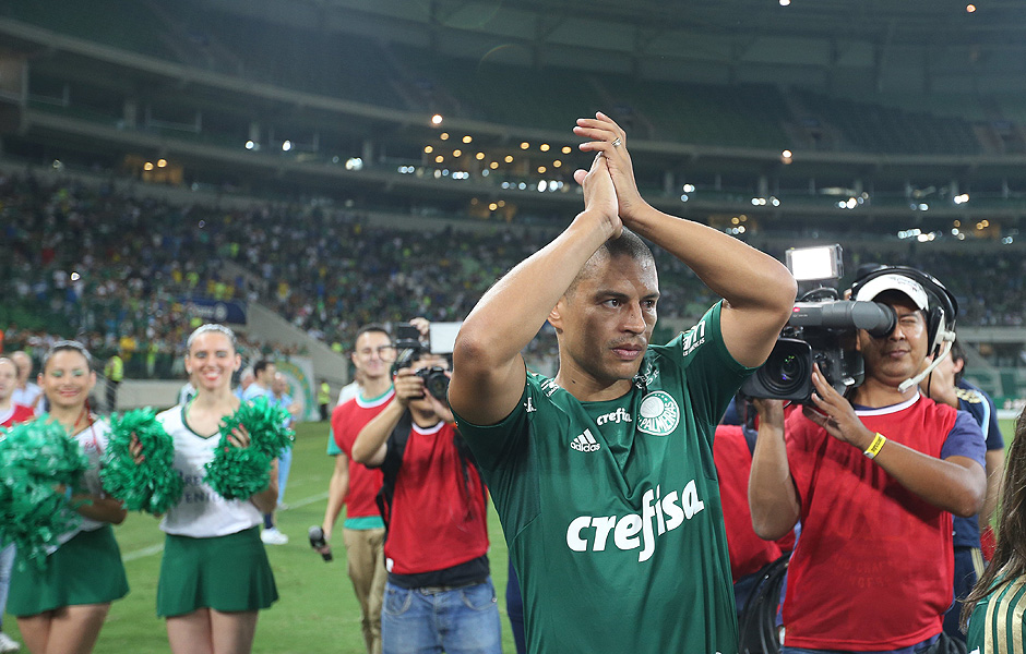 O ex-jogador Alex aplaude a torcida no jogo de despedida do atleta no estdio do Palmeiras