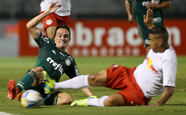 Lucas, do Palmeiras, divide bola com Carlinhos, do Red Bull (dir.)
