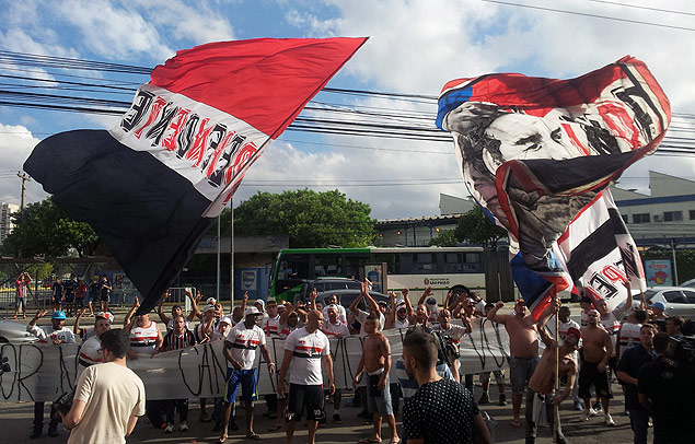 Integrantes de torcida organizada foram ao CT do So Paulo para protestar 