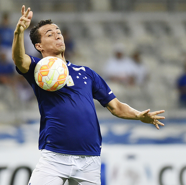 Leandro Damio domina a bola no peito durante jogo pela Libertadores