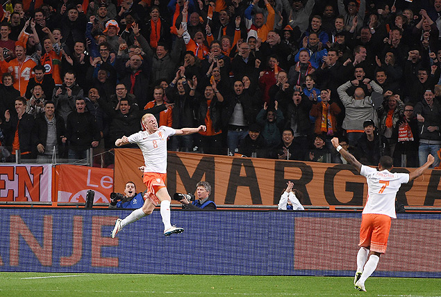 Davy Klaassen comemora o segundo gol holands sobre a Espanha
