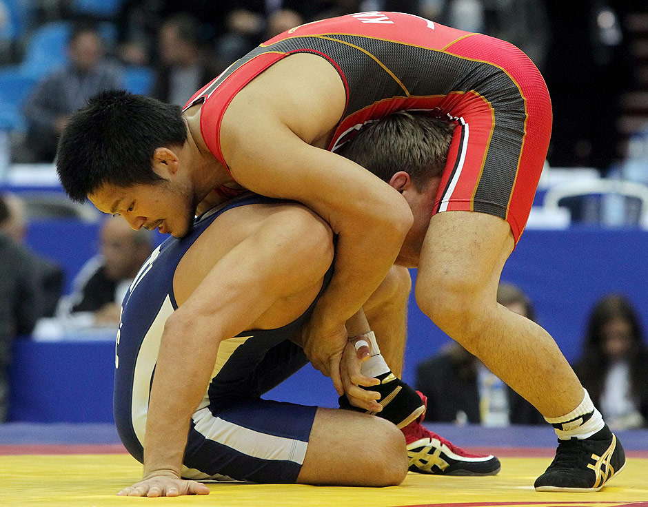 O japons Takehiro Kanakubo (vermelho) em ao contra o lituano Aleksei Kazakevic durante o Mundial de Luta de 2010, em Moscou; a luta livre ter um dos ingressos mais baratos