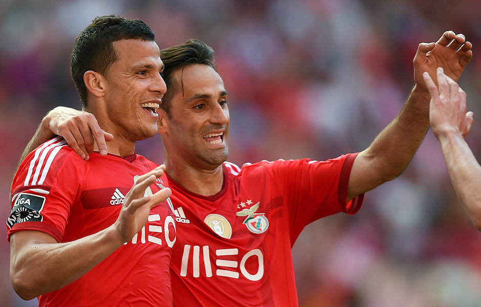 Os brasileiros Lima e Jonas comemoram um dos gols na vitria do Benfica sobre o Nacional pelo Campeonato Portugus