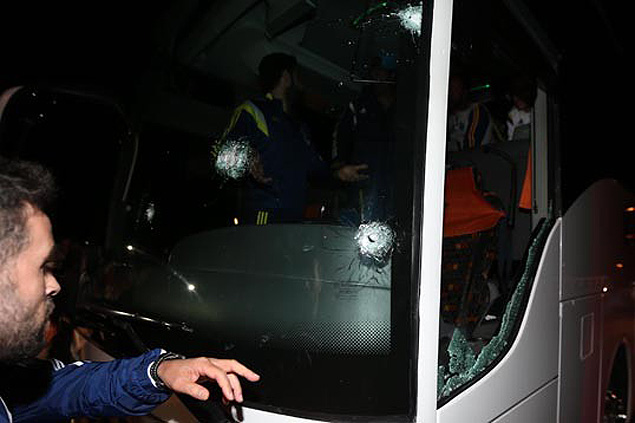 nibus do Fenerbahce  atacado por tiros aps goleada do clube turco