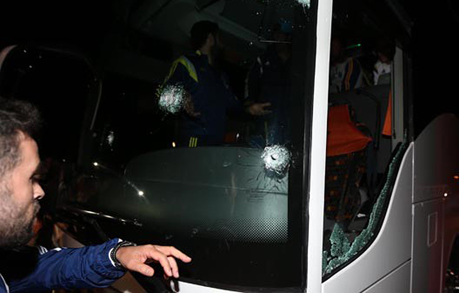 nibus do Fenerbahce  atingido por tiros aps goleada no Campeonato Turco