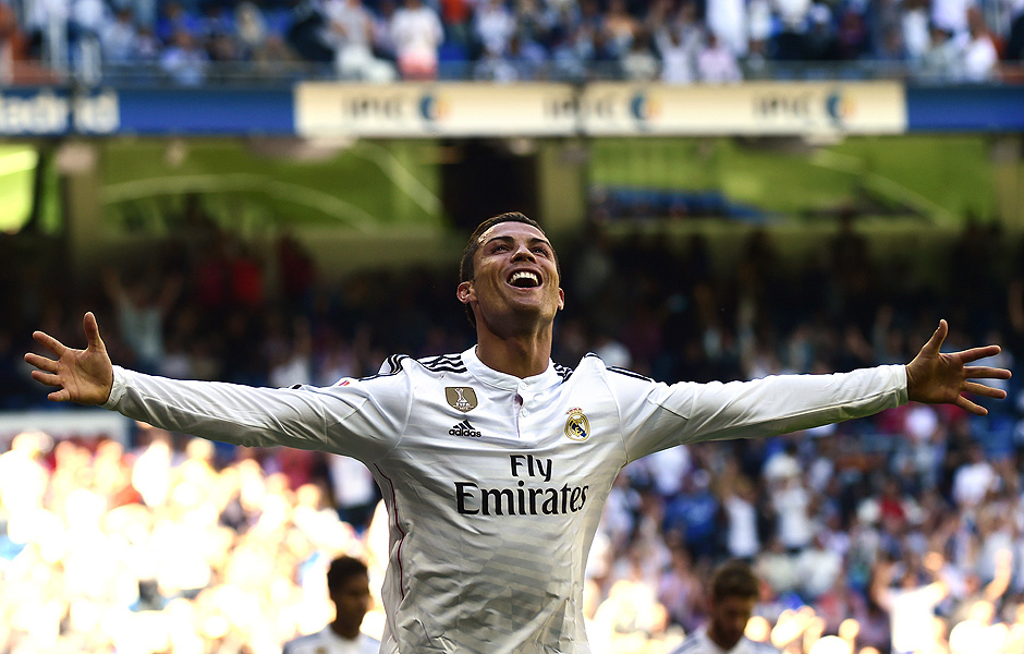 O atacante Cristiano Ronaldo comemora um de seus cinco gols na vitria do Real Madrid sobre o Granada no Santiago Bernabeu