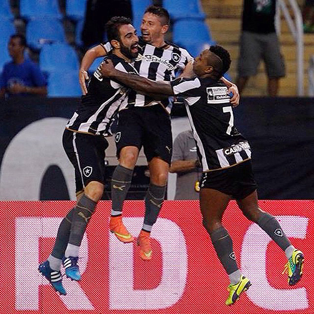 Jogadores do Botafogo vibram aps gol marcado na vitria de 4 a 1 sobre o Madureira