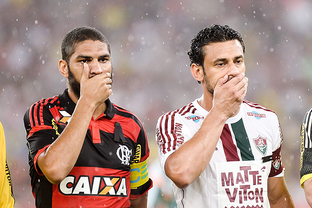 Wallace, do Flamengo, e Fred, do Fluminense, protestam contra a Ferj antes de clssico