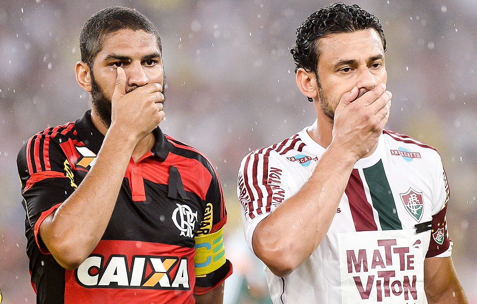 Wallace e Fred protestam antes do clssico entre Flamengo e Fluminense no Maracan