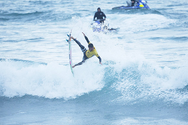 O brasileiro Filipe Toledo surfa onda na quarta rodada da etapa de Bells Beach, na Austrlia