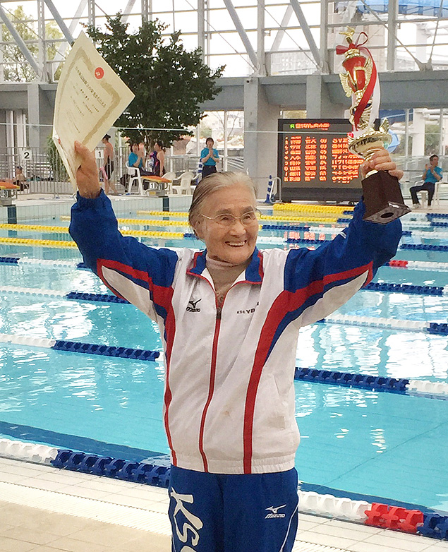 Mieko Nagaoka, de 100 anos, comemora aps terminar prova de 1.500m 