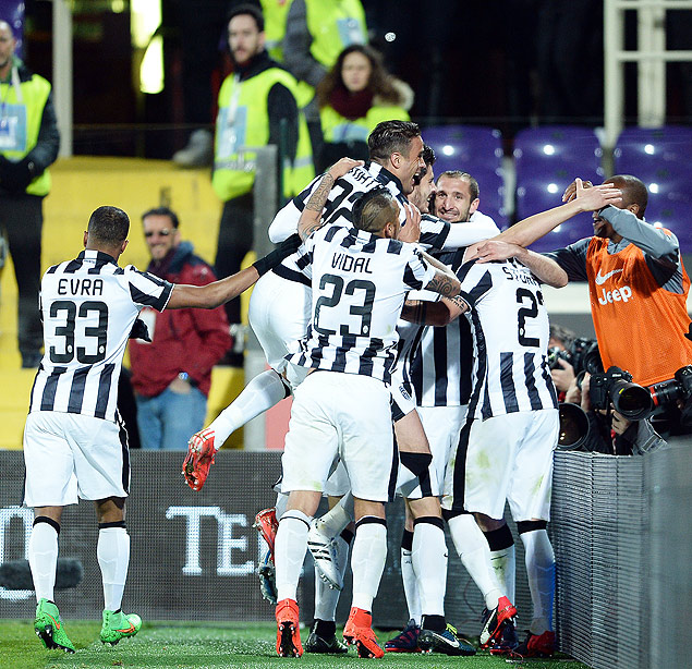 Jogadores da Juventus comemoram um dos gols sobre a Fiorentina