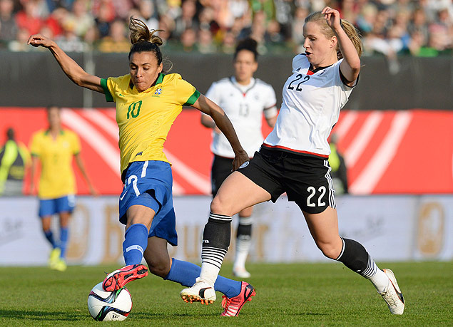Marta disputa bola com a defensora alem Tabea Kemme em amistoso na Alemanha