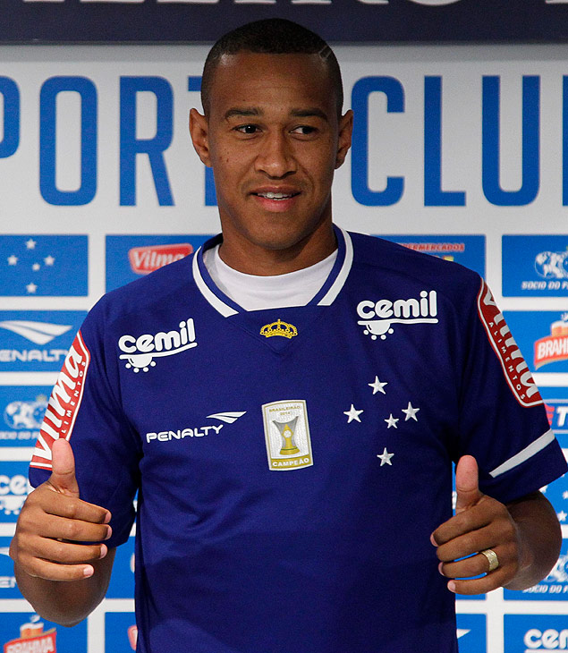 O lateral Fabrcio  apresentado pelo Cruzeiro