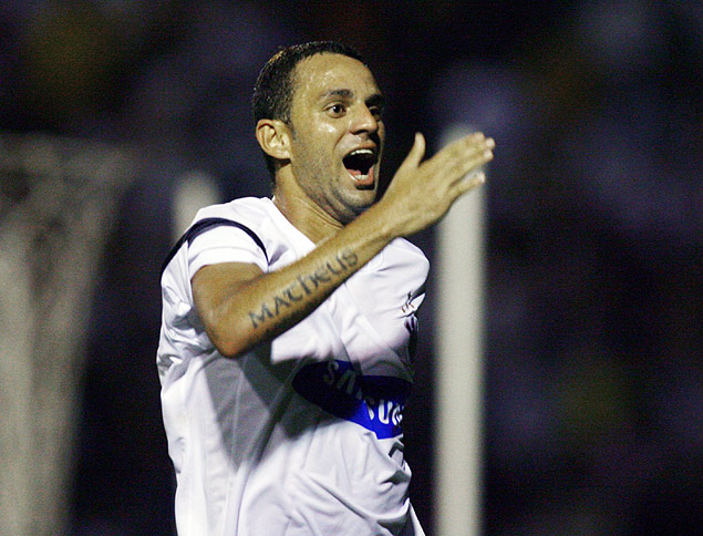 Magro comemora gol pelo Corinthians em jogo da Copa do Brasil de 2007