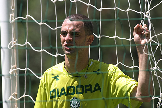 Magro segura a rede do gol durante treino do Palmeiras em 2003