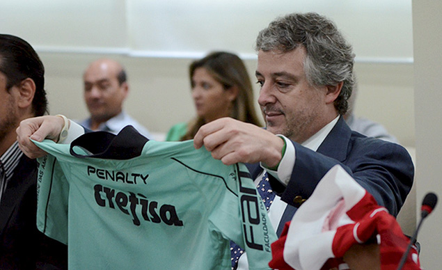 Presidente do Palmeiras, Paulo Nobre observa camisa que ser utilizada por rbitros na reta final do Campeonato Paulista