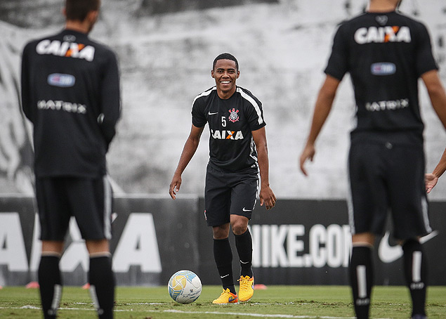 Volante Elias (fundo) participa de treino do Corinthians antes da partida contra a Ponte Preta