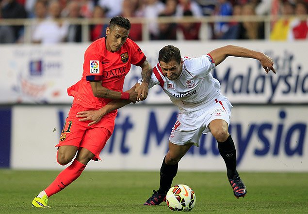 O atacante Neymar tenta uma jogada para o Barcelona contra o Sevilla