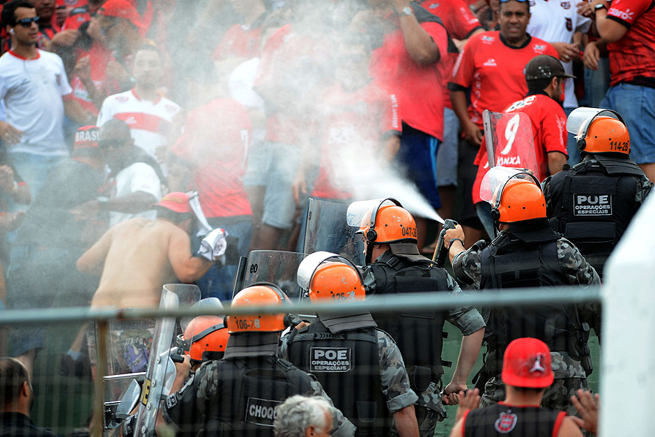 Confuso entre policiais e a torcida do Brasil-Pel, na partida pelas semifinais do Campeonato Gacho