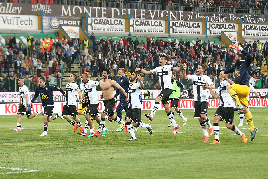 Jogadores do Parma comemoram com a torcida a vitria sobre a Juventus pelo Campeonato Italiano