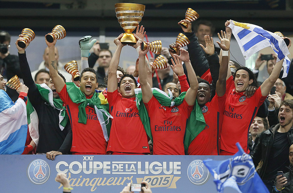 Os brasileiros Marquinhos, Thiago Silva e Lucas comemoram ttulo da Copa da Liga Francesa conquistado pelo PSG