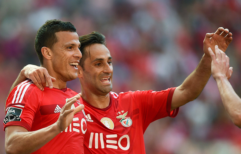 Os brasileiros Rodrigo Lima e Jonas comemoram um dos gols da vitria do Benfica sobre a Acadmica pelo Campeonato Portugus