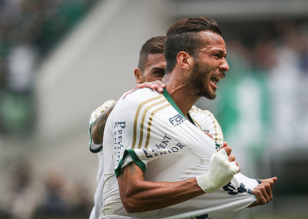 O atacante Leandro Pereira, um dos reforos para a final do paulista, comemora gol pelo Palmeiras
