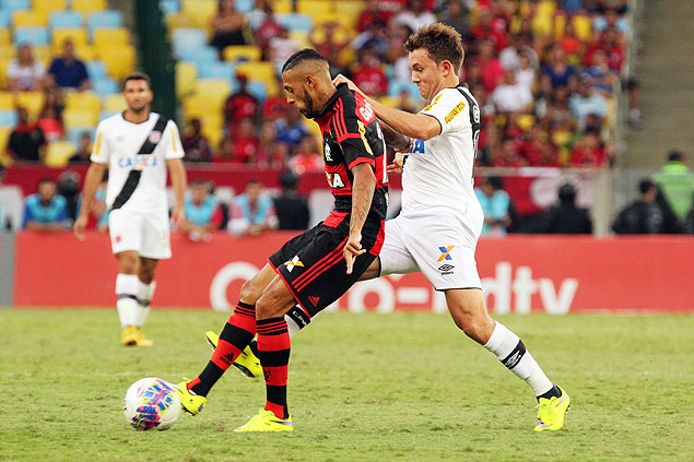 Jogadores de Flamengo e Vasco disputam bola na primeira semifinal do Estadual do Rio