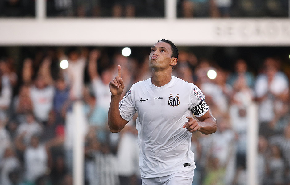  Ricardo Oliveira, do Santos, comemora seu gol durante partida disputada na Vila Belmiro; gol lhe rendeu a artilharia do Paulista