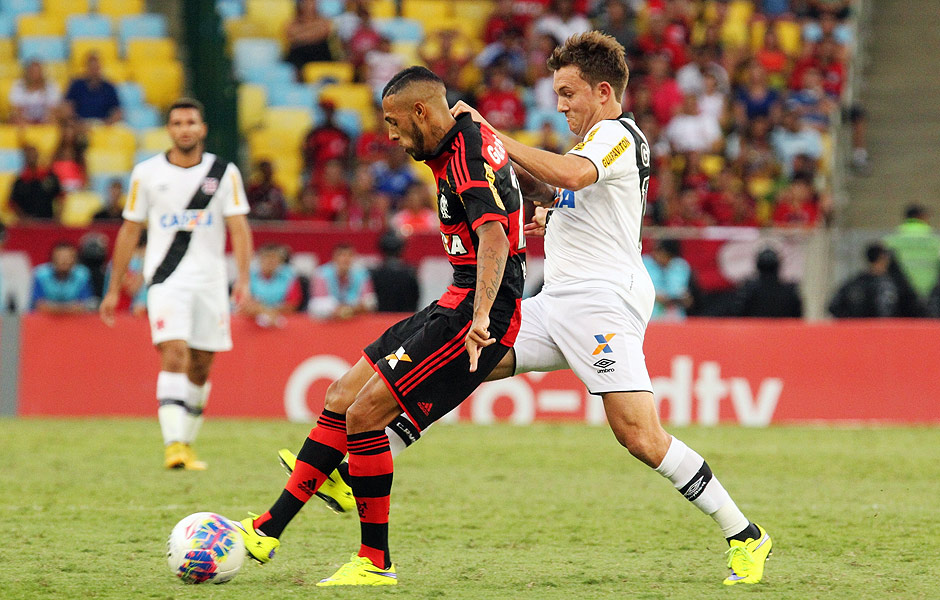 Jogadores de Flamengo e Vasco disputam bola na primeira partida da semifinal do Estadual do Rio