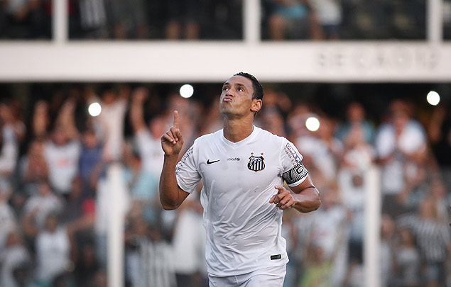 Ricardo Oliveira, do Santos, comemora seu gol durante partida disputada na Vila Belmiro