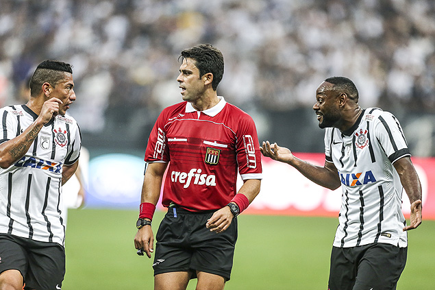 Ralf (esq.) e Vagner Love reclamam com o rbitro Flavio Rodrigues de Souza durante jogo do Paulista