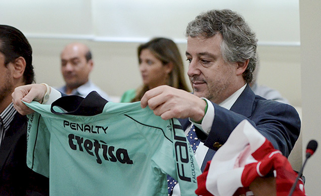 Paulo Nobre segura a camisa que foi usada pelos rbitros com o patrocnio da Crefisa
