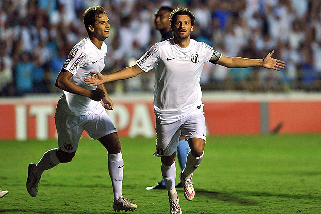 Elano comemora gol do Santos sobre o Londrina