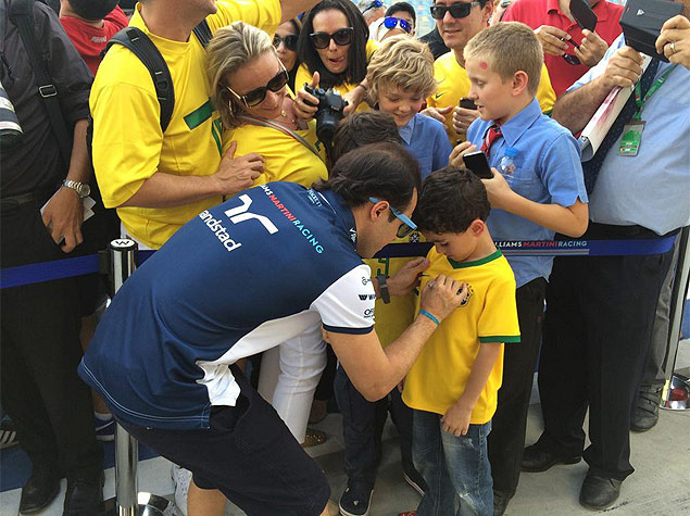 Felipe Massa autografa camisa da seleo brasileira no Bahrein