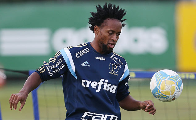 Z Roberto controla bola durante treino do Palmeiras