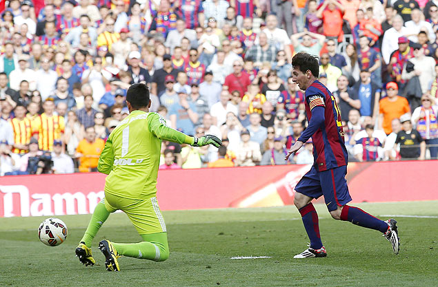 Messi na disputa com o goleiro brasileiro Diego Alves